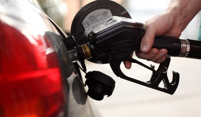 Akaryakıta gelen zammın dörtte üçü vergilerden karşılanacak