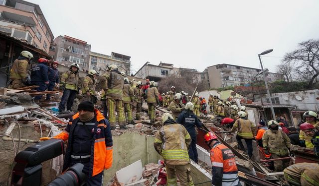 Fatih'te çöken binaların enkazından 10 kişi kurtuldu; 1 ölü