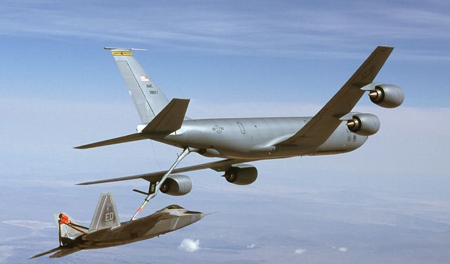 Amerika'nın yakıt ikmal uçağı düştü: 6 asker öldü