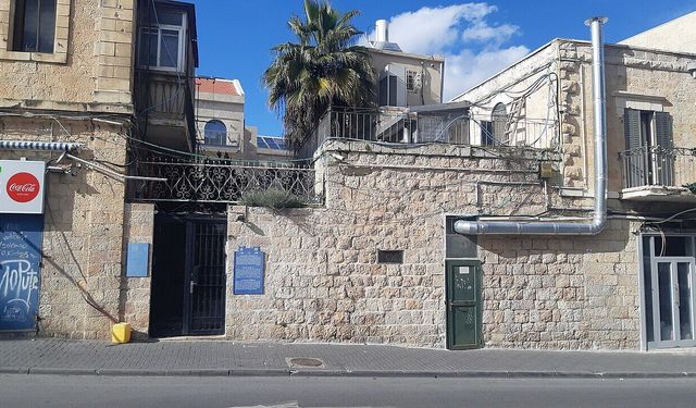 Füze parçaları Amerikan konsolosunun konutuna isabet etti