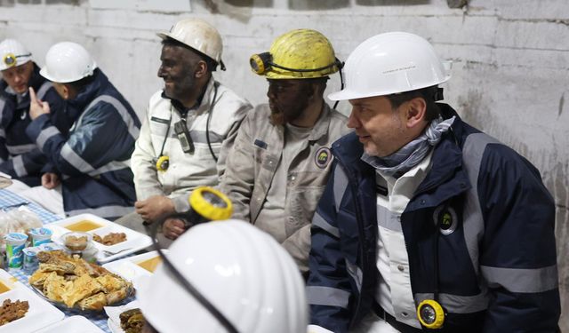 Enerji Bakanı madencilerle iftar yaptı