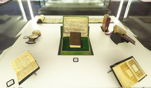 Sancak mushafları Beyazıt'ta sergileniyor