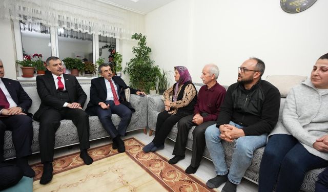 Bakan Tekin, öğretmen Çelik'in ailesini ziyaret etti