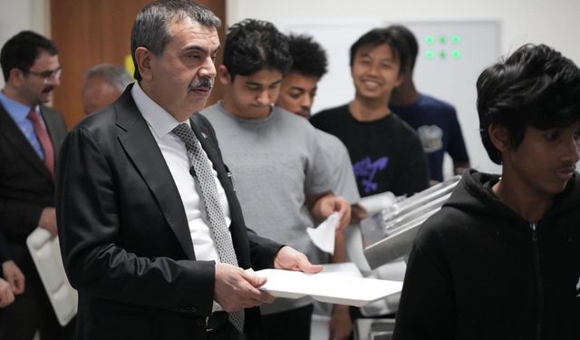 Bakan Tekin, öğrencilerle iftar yaptı