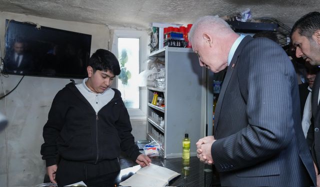 Vali Gül, esnaftan borç defterlerini satın aldı