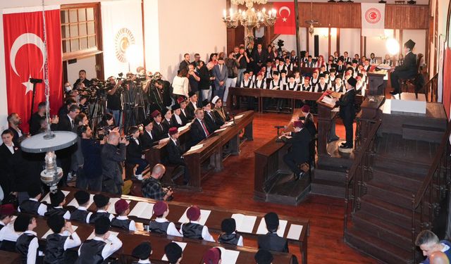 Öğrenciler 1. Meclis'in açılışını canlandırdı