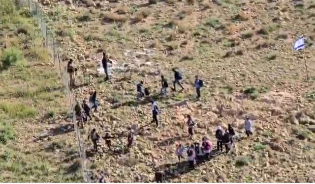 İsrail askerleri, okullarına giden çocuklara biber gazı attı