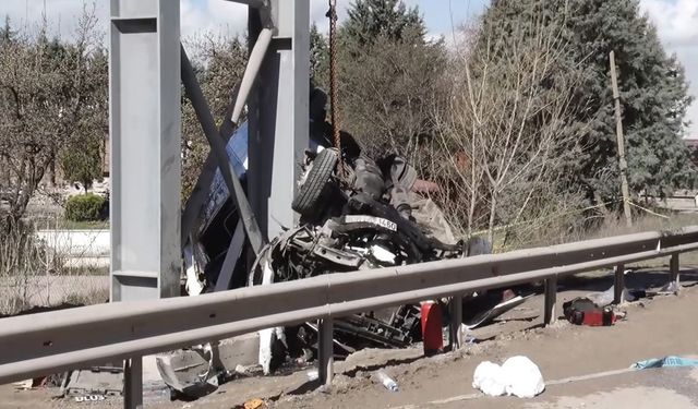 Kahramankazan'da feci kaza: 5 ölü, 15 yaralı