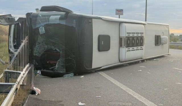 Susurluk'ta yolcu otobüsü devrildi