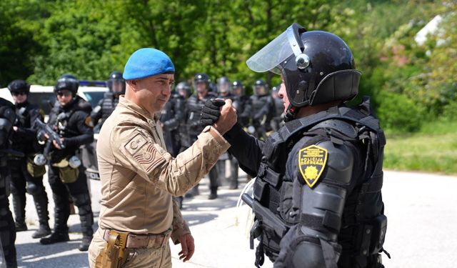 Bosna-Hersek polisine toplumsal olaylara müdahale eğitimi
