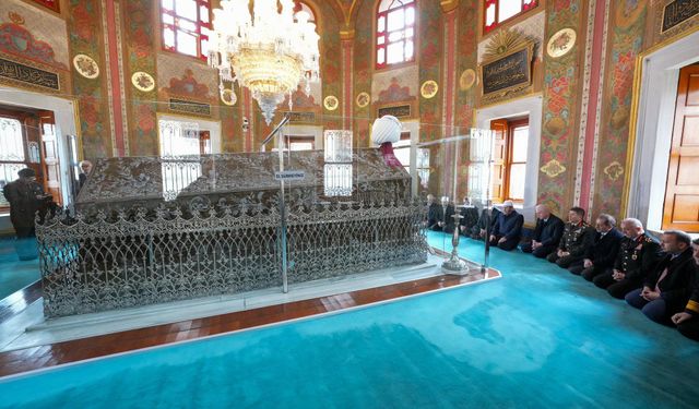 Fatih Sultan Mehmet kabri başında dualarla anıldı