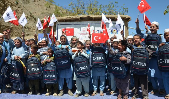 Türkiye'den Afganistan'daki öğrencilere kırtasiye desteği