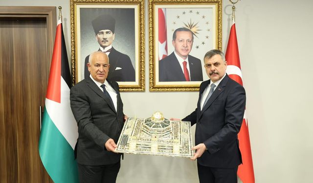 Bakan Çiftçi'ye Filistin'den Kubbetüs Sahra maketi