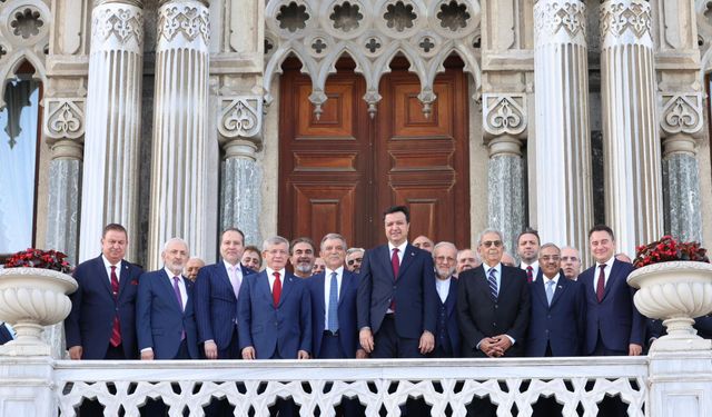 Davutoğlu: Bu fotoğrafta bir şey olduğu yok