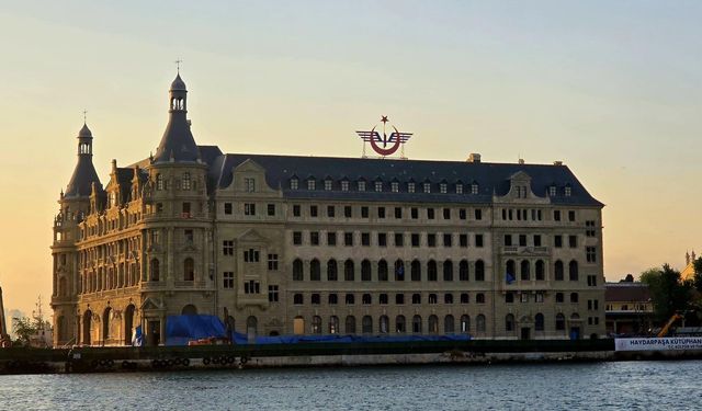 Haydarpaşa'da inşaat iskeleleri kaldırıldı