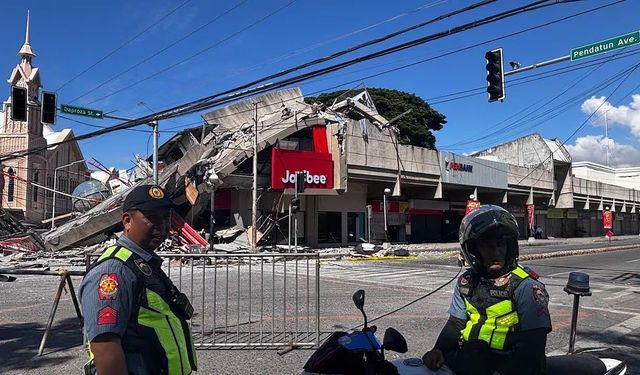 Filipinler'de deprem: Çok sayıda bina çöktü