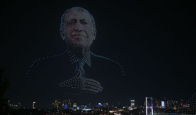 Dronlar Erdoğan'ın portresini çizdi