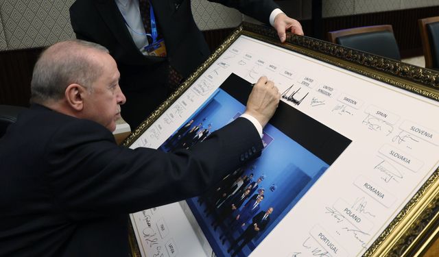 Erdoğan, NATO aile fotoğrafını imzaladı
