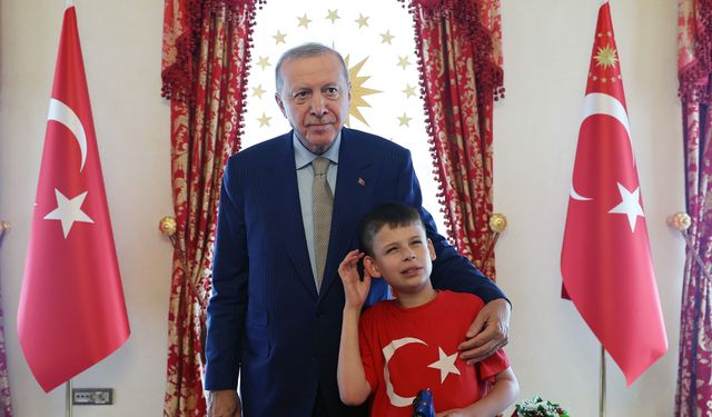 Erdoğan, camilerde kek dağıtan İngiliz çocuğu kabul etti