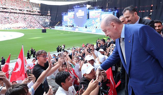Erdoğan: Gençlerimizi üç beş kendini bilmeze yem ettirmeyiz
