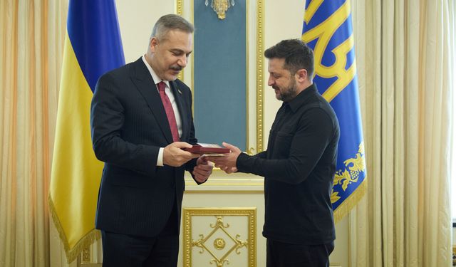 Zelenski, Hakan Fidan'a nişan takdim etti