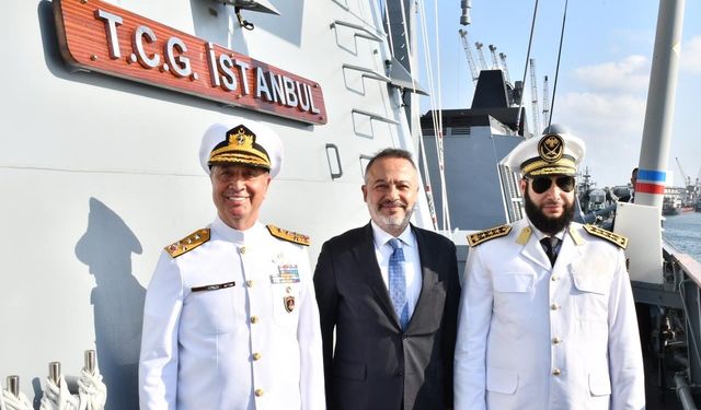 Türk savaş gemisi Lazkiye limanında