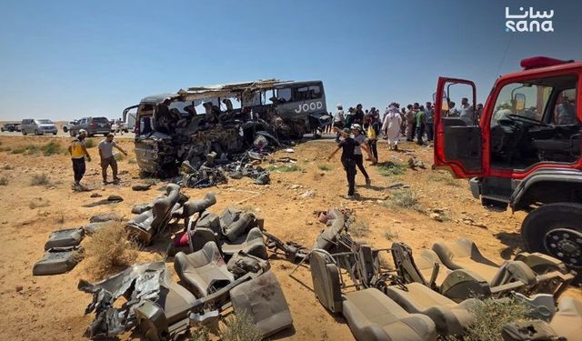 İki otobüs çarpıştı: 35 kişi öldü