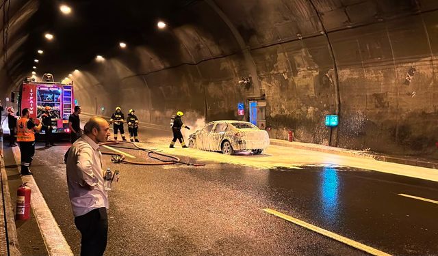 Bolu Tüneli'nde seyir halindeki araç alev aldı