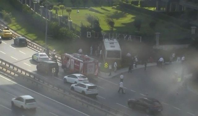Özel halk otobüsü duvara çarptı: 2 yolcu vefat etti