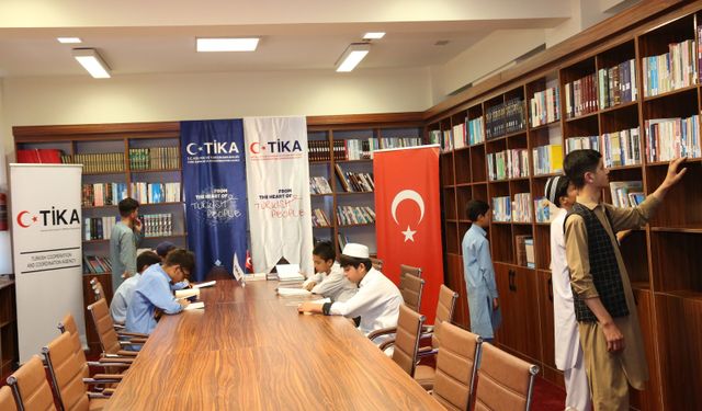 Afganistan'da liseye kütüphane desteği
