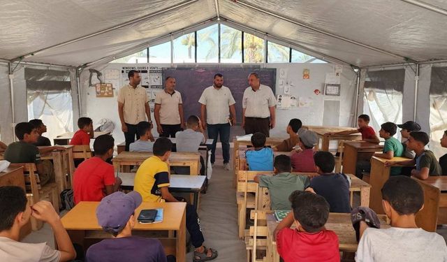 Gazze'de yarım milyon öğrenci zor şartlarda okula başladı