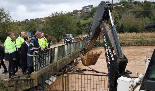 Karasu'da sel: Mahsur kalanları Sahil Güvenlik kurtardı