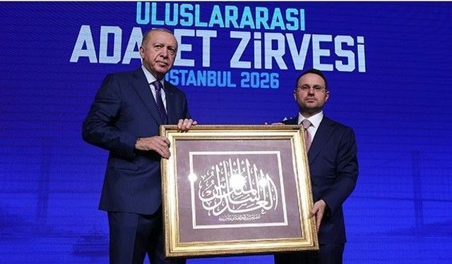 Erdoğan'a 'Adalet mülkün temelidir' yazılı hat hediye edildi
