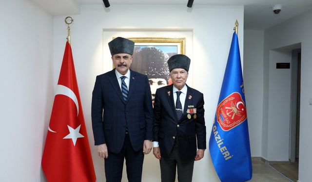 Gazileri ziyaret eden Bakan Çiftçi kalpak giydi
