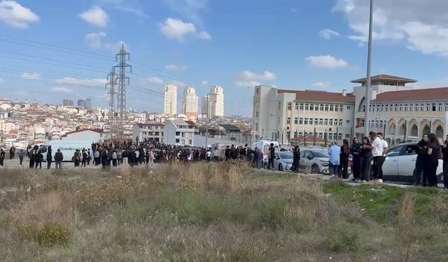 Esenyurt'ta lisede bıçaklı kavga: Bir öğrenci ağır yaralı
