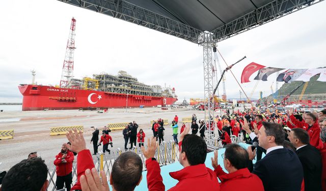 Türkiye'nin ilk yüzer üretim platformu Karadeniz'e uğurlandı
