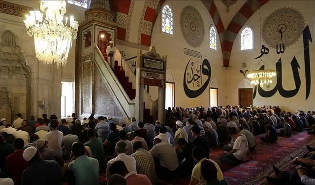 Cuma hutbesinden: "Vakıf benzeri yapılar yıkıcı faaliyetler içinde"
