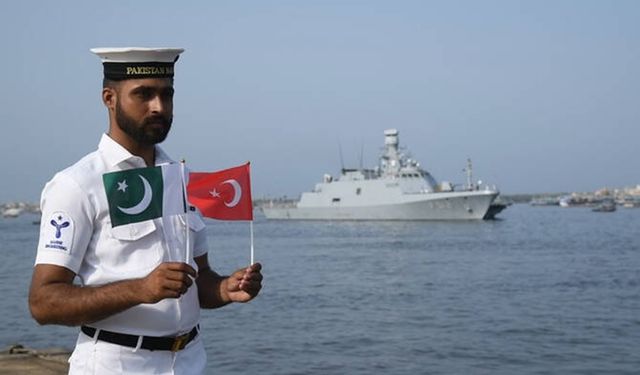 Türk savaş gemisi Pakistan’da: Denizde işbirliği derinleştirilecek