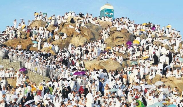 Arafat heyecanı dorukta: On binlerce hacı adayı gözyaşları ile ulaştı
