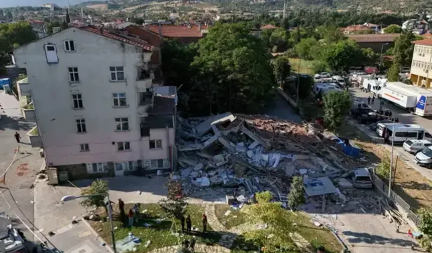 Depremin yol açtığı yıkım gün aydınlandığında ortaya çıktı