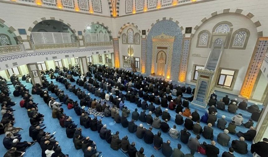 Cuma hutbesi: Hayatımıza yön veren rehber Sünnet-i Seniyye