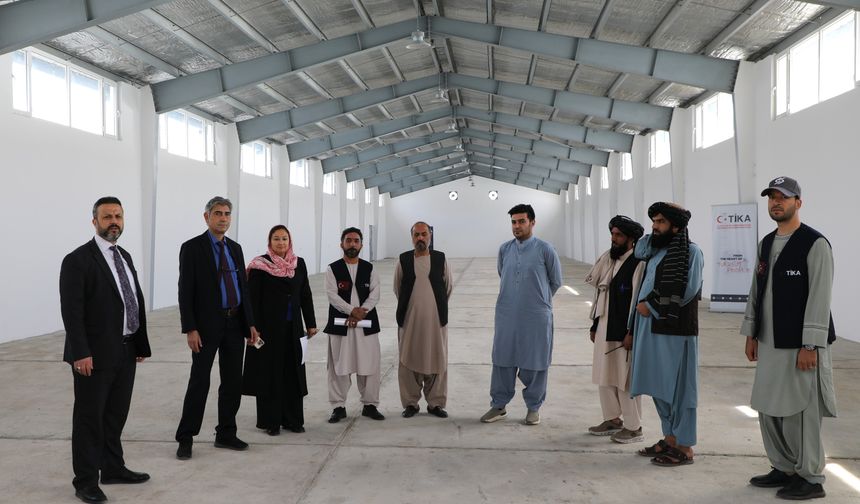 Sınır dışı sürecinde perişan olan Afganlara TİKA'dan destek