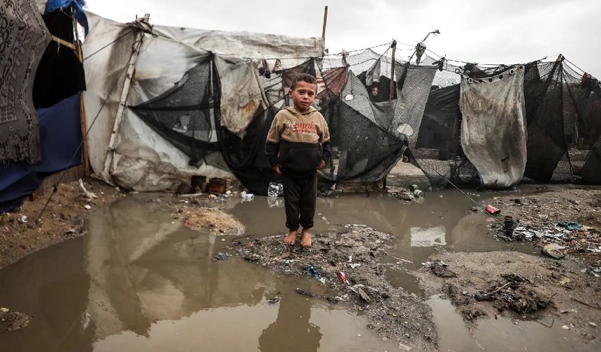 Gazze'yi yağmur vurdu: Çadırlarda insanlık dramı yaşanıyor