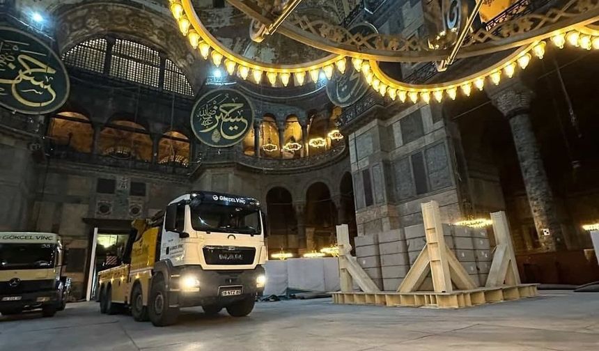 “Ayasofya’ya iş makinesinin girmesi zorunluluktu”