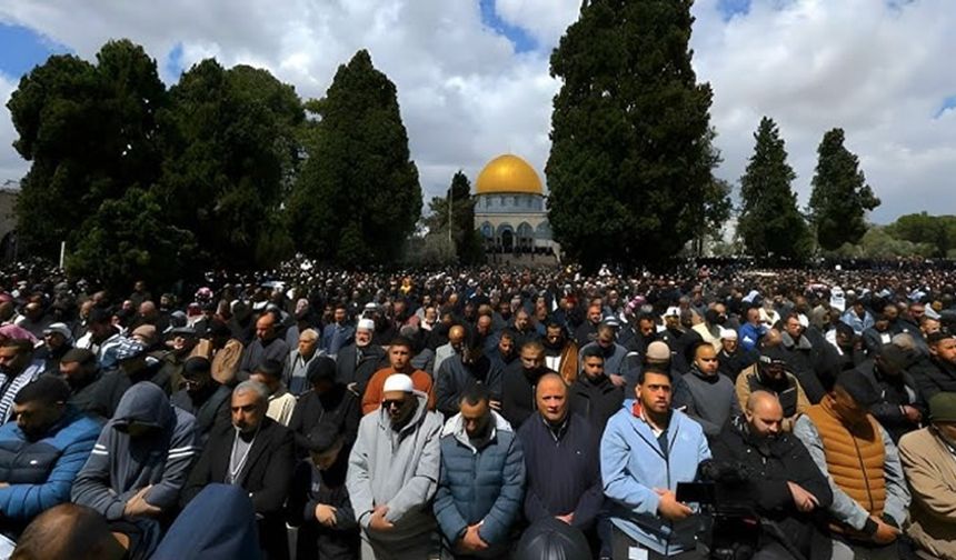 Mescid-i Aksa'da 60 bin Müslüman cuma namazı kıldı