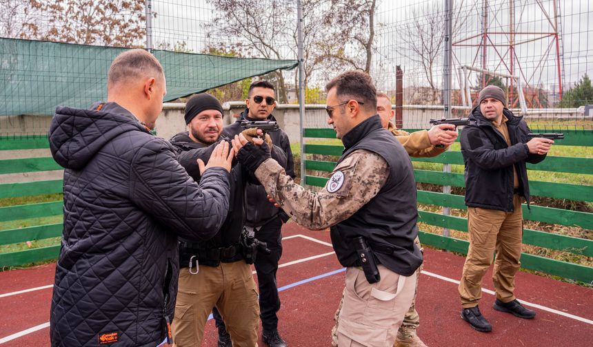 Türk polisinden Moldova'da VIP koruma eğitimi