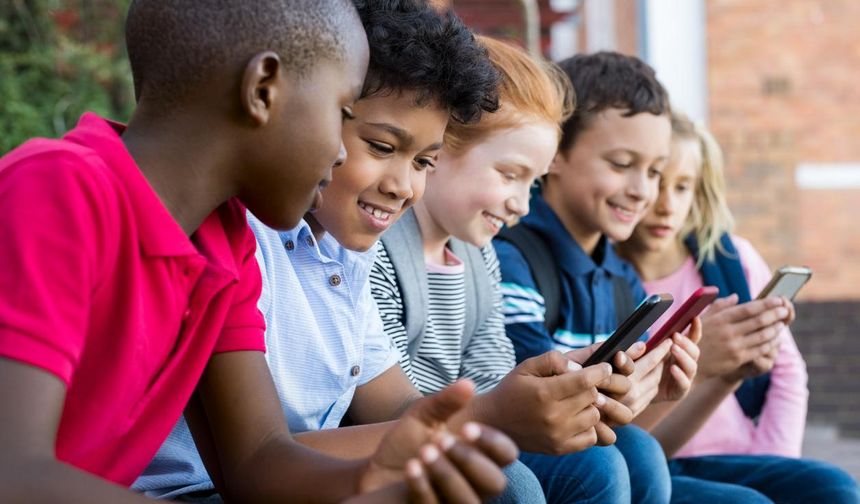 Kaç yaşından itibaren akıllı telefon kullanmalı?