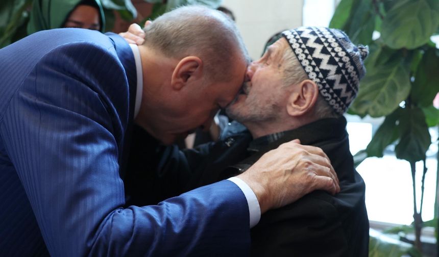 Erdoğan, MYK toplantısından önce vatandaşlarla görüştü