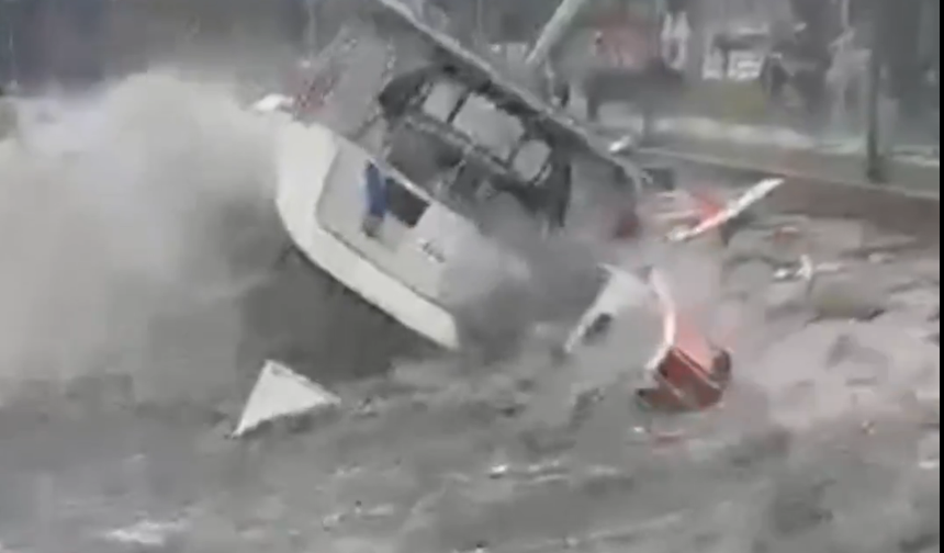 Tuzla'da tekne ve yatlar battı, tersanede vinç çöktü