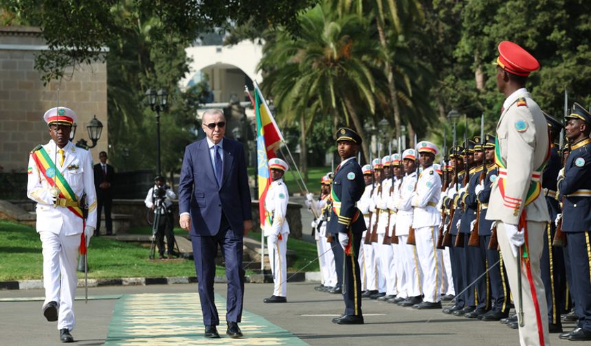 Erdoğan'a çiçekli halıda karşılama töreni